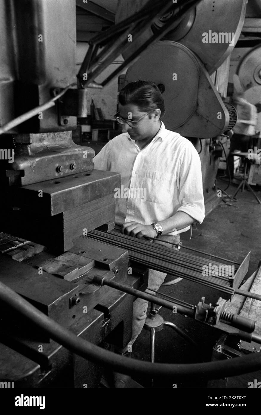 Oslo Luglio 1971 giovani pakistani sono venuti in Norvegia con un visto turistico per lavorare e fare soldi che hanno inviato nel loro paese d'origine. Qui operaio straniero al lavoro al lavoro del chiodo. Foto: Skillestad / NTB / NTB Foto Stock