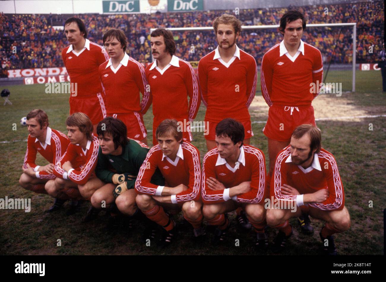 Oslo, 19771023. Campionato di calcio norvegese. La coppa finale. Bodø/Glimt - Lillestrøm SK 0-1. Tom Lund ha segnato l'unico gol della partita. Così, la LSK Cup ha vinto per la prima volta nella sua quarta finale. Strato di Lillestrøm - dietro da sinistra; Frank Grønlund, Tor Egil Johansen, Terje Olsen, Erik Karlsen e Tom Lund. Di fronte al F.V. Gunnar Lønstad, Jan Birkelund, Arne Amundsen, Georg Hammer, Rune Hansen e Tore Kordahl. Foto: Erik Thorberg / NTB / NTB Foto Stock