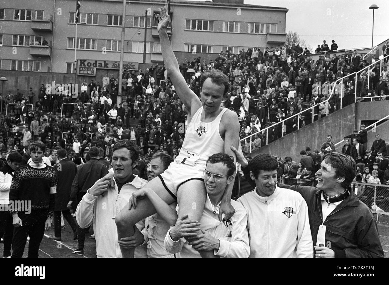 Oslo 19690511: Il relè Holmenkoll. Tjalve vince la classe d'élite nel relay Holmenkoll. L'ancora di Tjalve John Skjelvåg viene sollevata sulla sedia d'oro dai compagni di squadra, dopo che Tjalve aveva vinto un nuovo record, 46,58. Foto: Vena Hammerstad / NTB / NTB Foto Stock