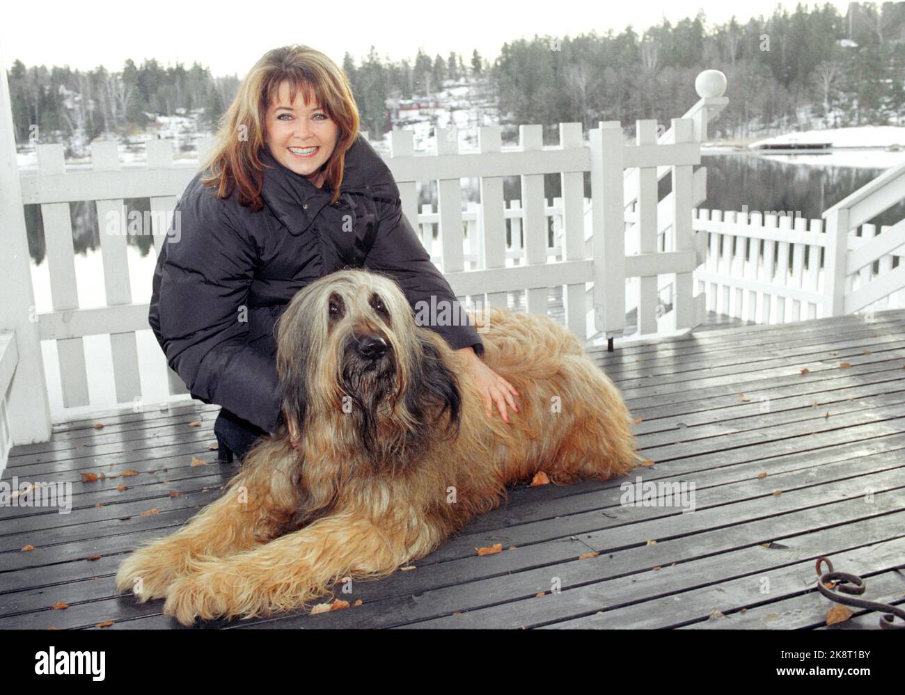 Nesøya 19970206. Wenche Myhre con il suo cane. La foto è stata scattata in anticipo dei suoi 50 anni. Foto: Per Løchen Archivio NTB / NTB Foto Stock