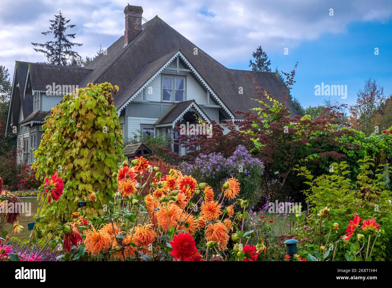 Hovander Homestead, Ferndale, Washington, USA, casa dell'architetto svedese-americano Håkon Hovander; fiori nel giardino Foto Stock