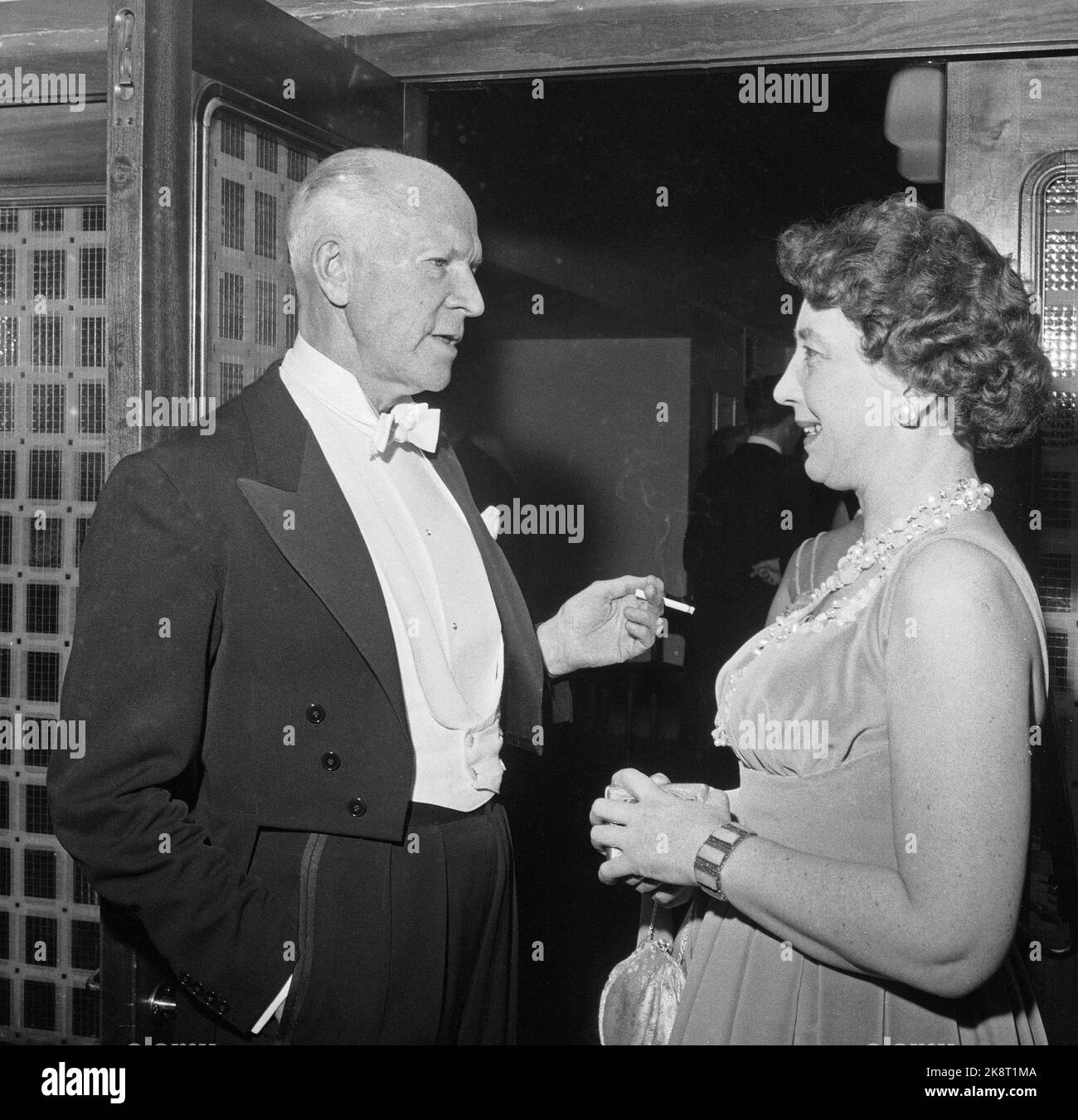 Oslo 19590427 Arnulf Øverland compie 70 anni e 110 persone si incontrano all'Hotel Continental per rendergli omaggio. Qui si vede la moglie Margrethe Øverland insieme al presidente della Norwegian Writers' Association del 1952, Finn Bø. Fu il maestro della serata e distribuì il cibo spirituale e materiale assolutamente eccellente. Foto; Sverre A. Børretzen / corrente / NTB Foto Stock