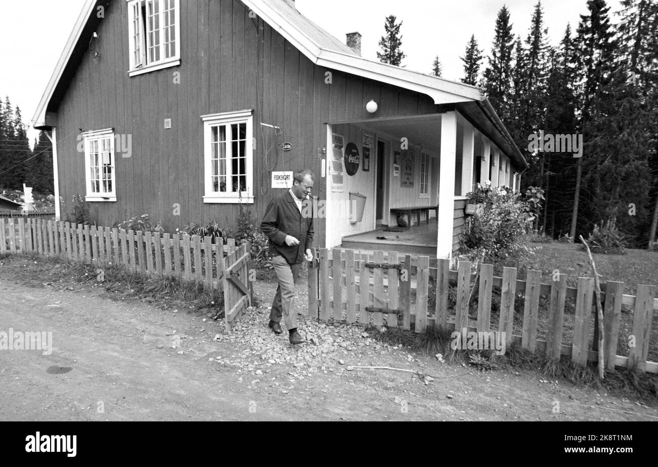 Hamar nell'estate del 1970. Il cancelliere della Germania occidentale Willy Brandt e la signora Rut Brandt hanno acquistato una cabina a Vangsåsen nel 1965 ad Hamar, e qui trascorrono le loro vacanze estive con la famiglia. Qui, il Cancelliere è stato un breve viaggio in un mercante locale. Foto: Ivar Aaserud / corrente / NTB Foto Stock