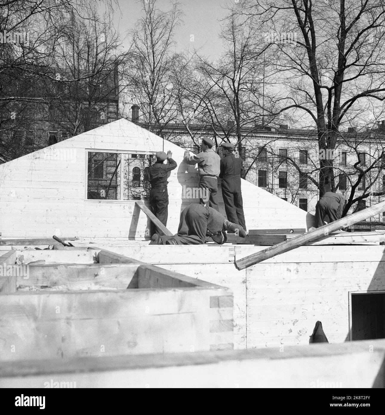 Oslo 18 maggio 1946 le case pronte che soggiorneremo. Prenota una casa pronta al mattino, spostati la sera. La ricostruzione degli alloggi dopo la seconda guerra mondiale La Norvegia ha 25 fabbriche di case in legno che speriamo consegneranno 1600-1800 case pronte nel corso del 1946. Accelera il ripristino. Le immagini provengono DA COME Stangehus. Una casa di A/S Stangehus è allestita per alcune ore nello studente lundy di Oslo. La casa a. 12,00. Foto; th. Scotaam / corrente / NTB Foto Stock