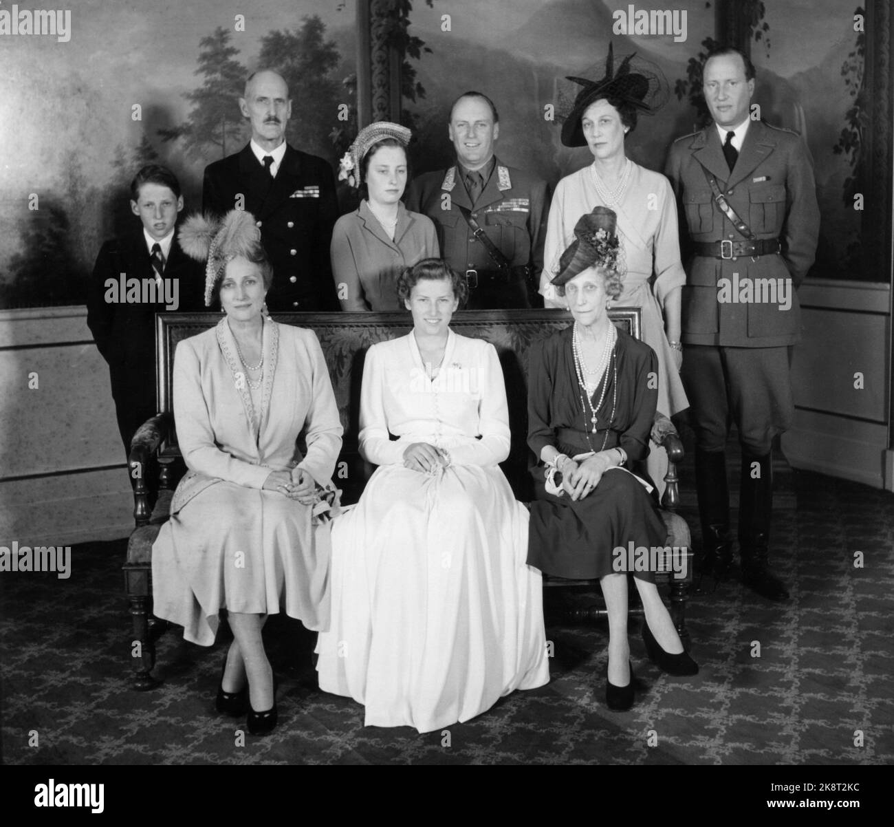 Oslo 19480509 Princess Astrid - Conferma. Foto ufficiale di famiglia nelle opere d'uccello del castello. Indietro: Il principe Harald, il re Haakon VII, la principessa Ragnhild, il principe ereditario Olav, la principessa Margaretha e il principe Bertil Bernadotte. Prima di: Crown Princess Märtha, Princess Astrid e Princess Ingeborg. NTB Stock Photo / NTB / NTB Foto Stock