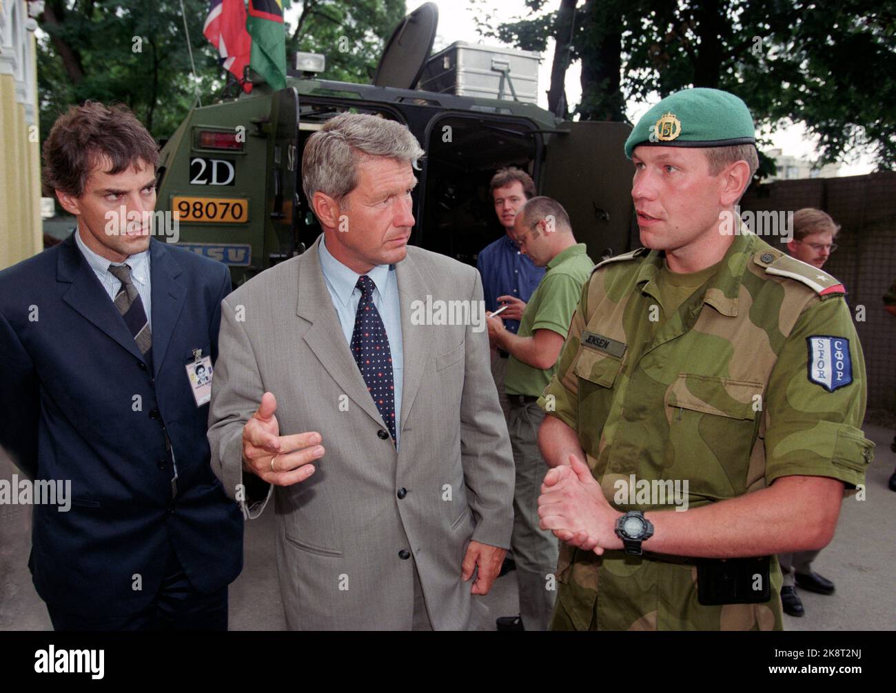 Bosnia, Sarajevo 1997 agosto: Il primo ministro Thorbjørn Jagland visita il battaglione Telemark in Bosnia. Direttore delle spedizioni Jonas Gahr Støre (t.v.). Foto: Helge Hansen NTB / NTB Foto Stock