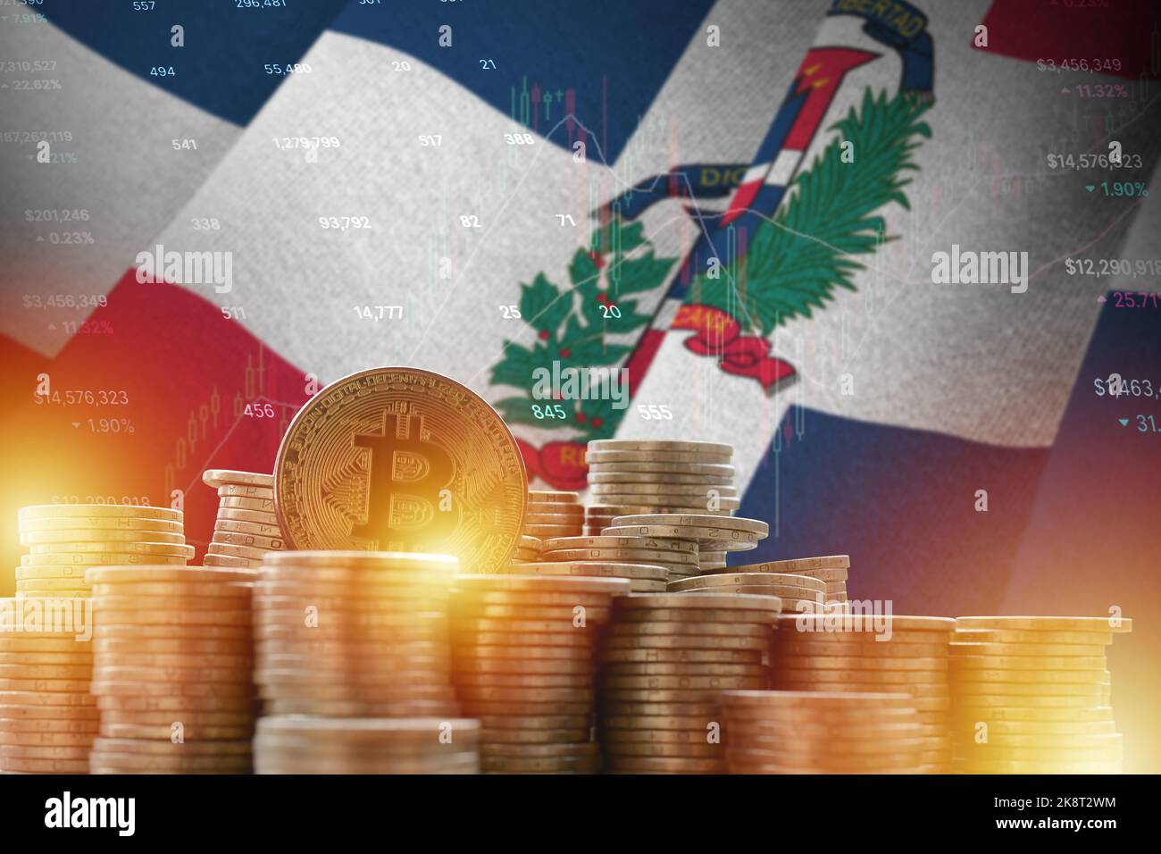 Bandiera della Repubblica Dominicana e grande quantità di monete d'oro bitcoin e grafico della piattaforma di trading. Concetto di valuta Crypto Foto Stock