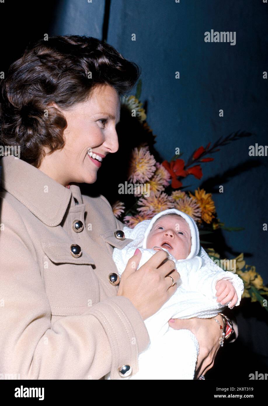 Oslo19710929: La coppia del principe ereditario lascia l'ospedale nazionale e si reca a Skaugum con la neonata principessa Märtha Louise. Qui Principessa della Corona Sonja e Principessa Märtha Louise. Foto: NTB / NTB Foto Stock