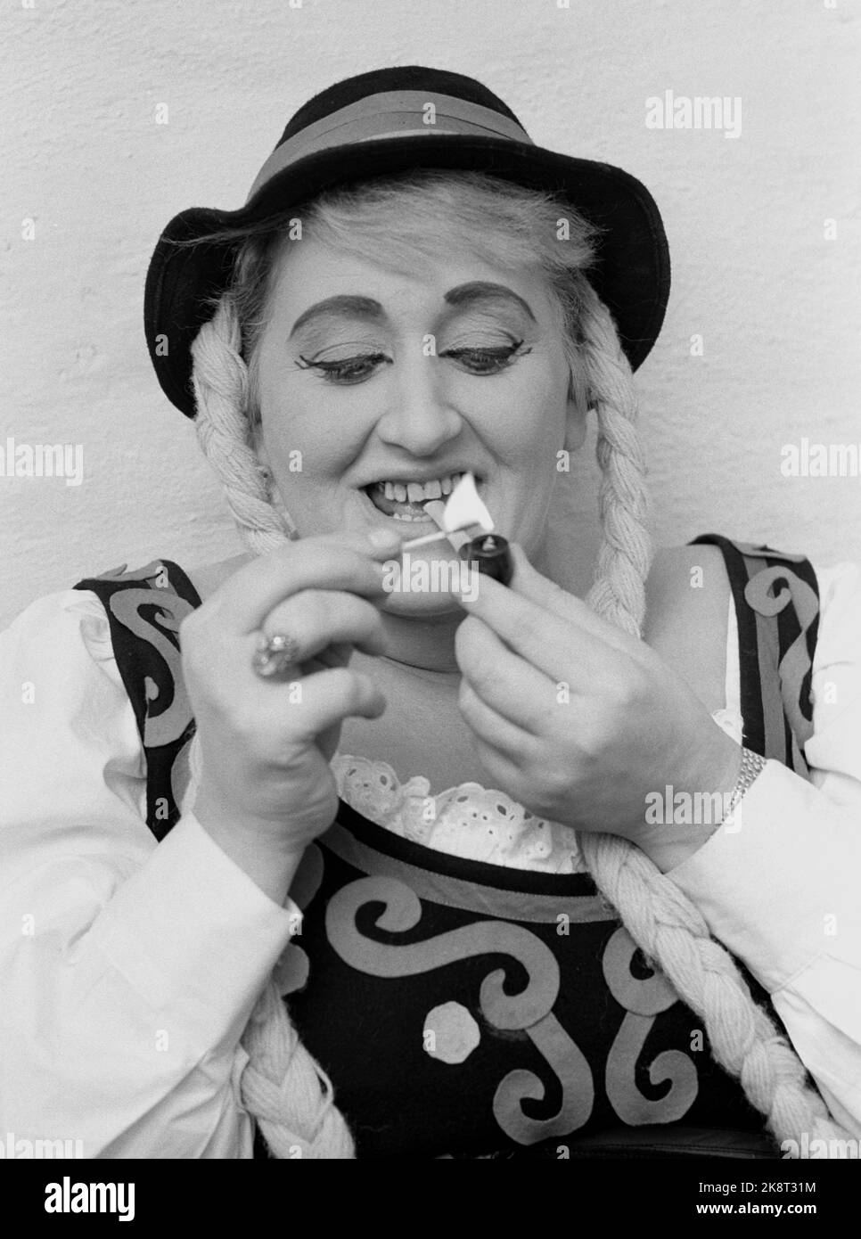 Oslo 19621117. Famose donne test tubi appositamente realizzati per le donne. Quest'anno, una pipe norvegese metterà in vendita i segnali acustici alle donne. L'attore di revisione Elisabeth Granneman alla chiacchierata Noir pensa che possa essere femmina abbastanza con un piccolo scatto carino che ha scelto. Il suo giudizio: Beh, perché no. Foto: Ivar Storløkken corrente / NTB Foto Stock