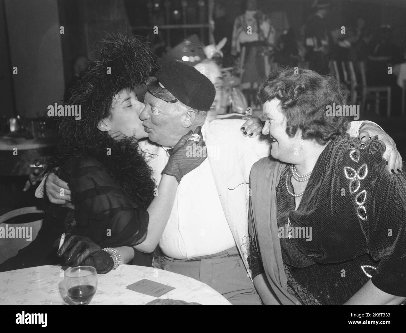 Oslo. Il ristorante arcobaleno. Notte di Carnevale in segno di colpi di arma da fuoco. La Writers' Association tiene il carnevale dell'anno della fucilazione a Oslo per il reddito di vecchi scrittori e vedove improduttivi di scrittori. Qui l'autore Arthur Omre in Red Fez che apparentemente piace se stesso nella situazione in cui il fotografo lo ha sorpreso. Foto: NTB Foto Stock