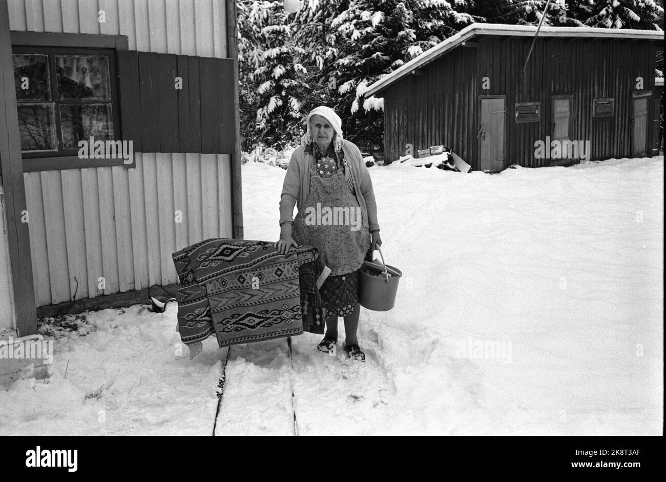 Våler, Solør marzo 1973: Tater-Milla (nato intorno al 1867) fotografato a casa sua a Våler, 86 anni. Porta tiro, orecchini e argento. Il suo nome completo era Jenny Emilie Pettersen. Foto: Ivar Aaserud / corrente / NTB Foto Stock