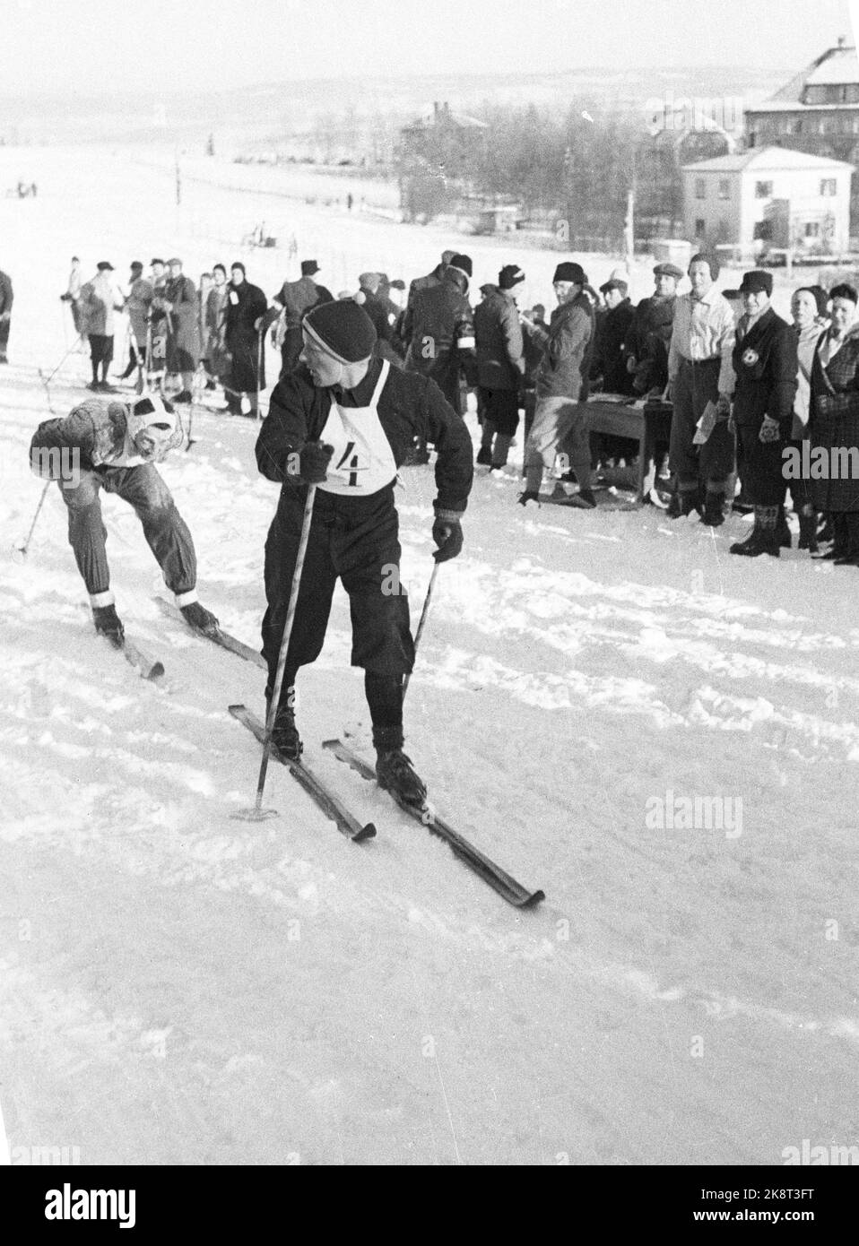 Gjøvik 19470222. NM sciare in 25 gradi Celsius. Trygve Evensen di Hedmark (indietro) ha percorso la prima tappa sotto la bacchetta e si alternerà con OLAF Dufsaeth. Foto: TH. Skotaam, corrente / NTB Foto Stock