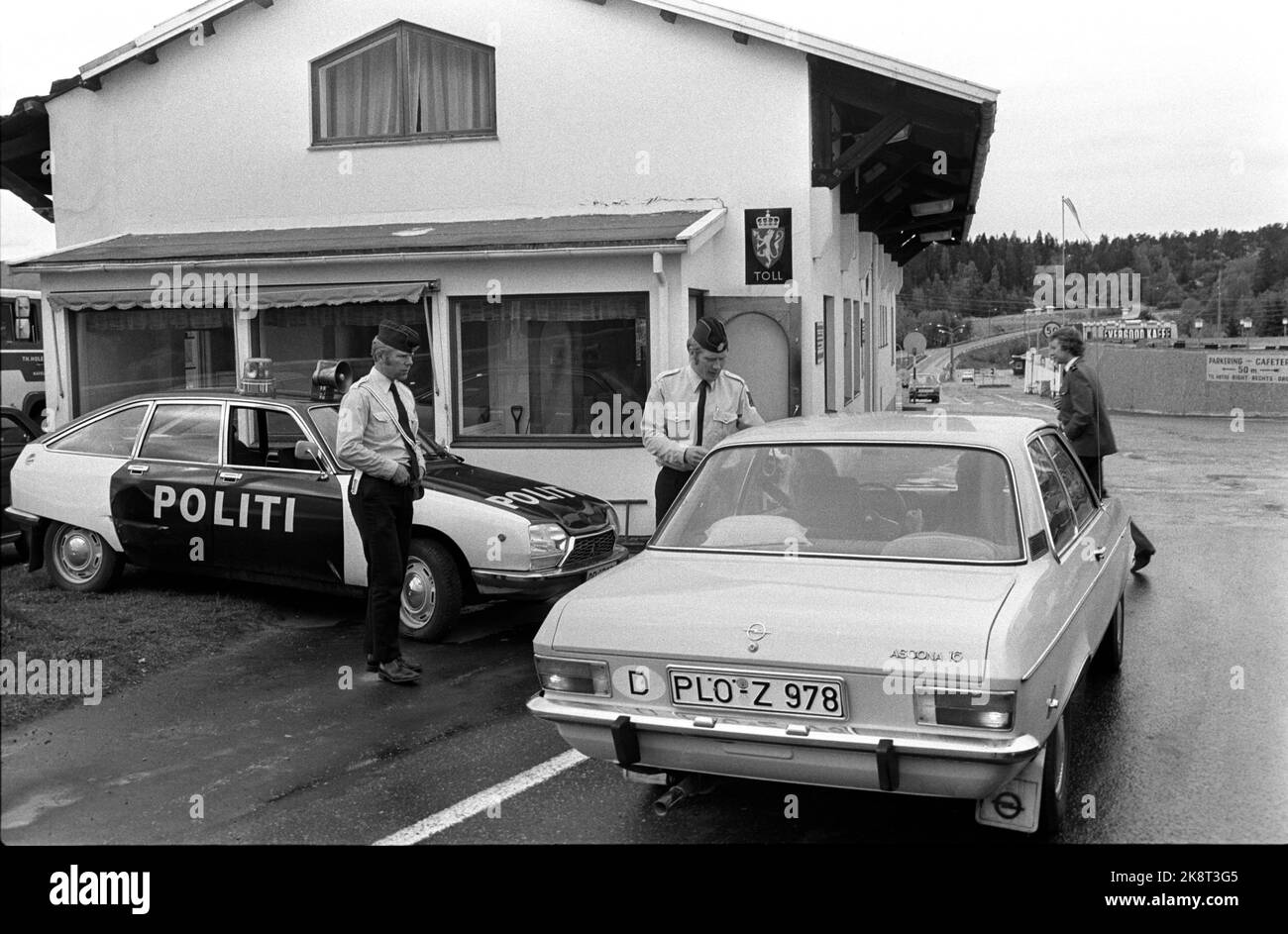 Svinesund 19750521. Alta disponibilità al valico di frontiera di Svinesund in seguito a segnalazioni di una possibile campagna terroristica in Norvegia da parte di membri del gruppo Baader-Meinhof. Nella foto c'è una vettura immatricolata in Germania occidentale che è controllata dalle costanti superiori Jan Onsleth e Tore Olseng. Una serie di valichi di frontiera sono stati sorvegliati dalla polizia armata. Foto Erik Thorberg / NTB / NTB Foto Stock