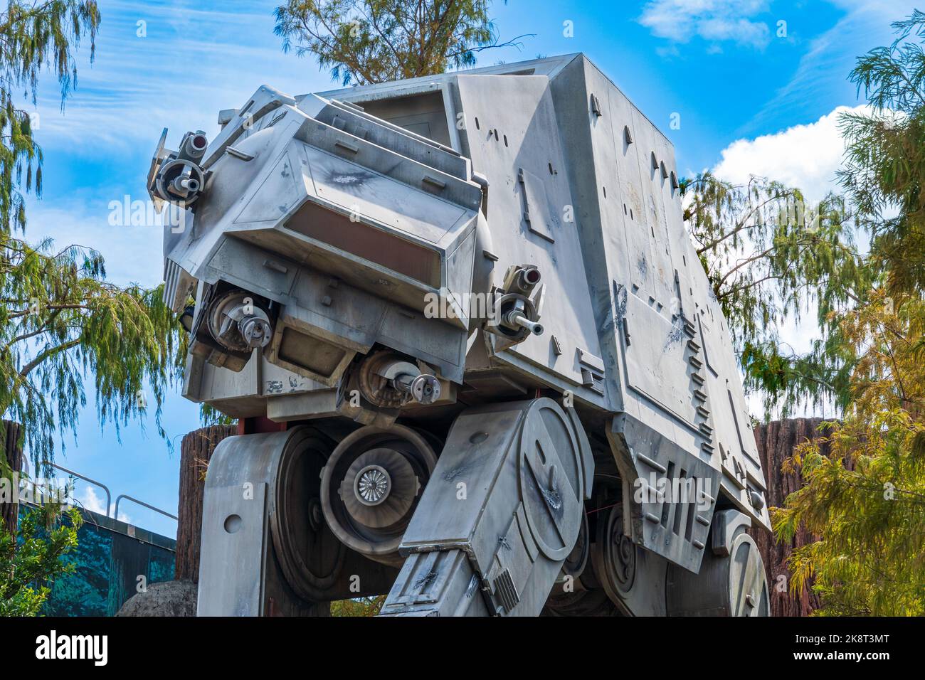 Primo piano di AT-AT Walker di fronte a Star Tours presso gli Hollywood Studios - Walt Disney World Resort, Lake Buena Vista, Florida, USA Foto Stock