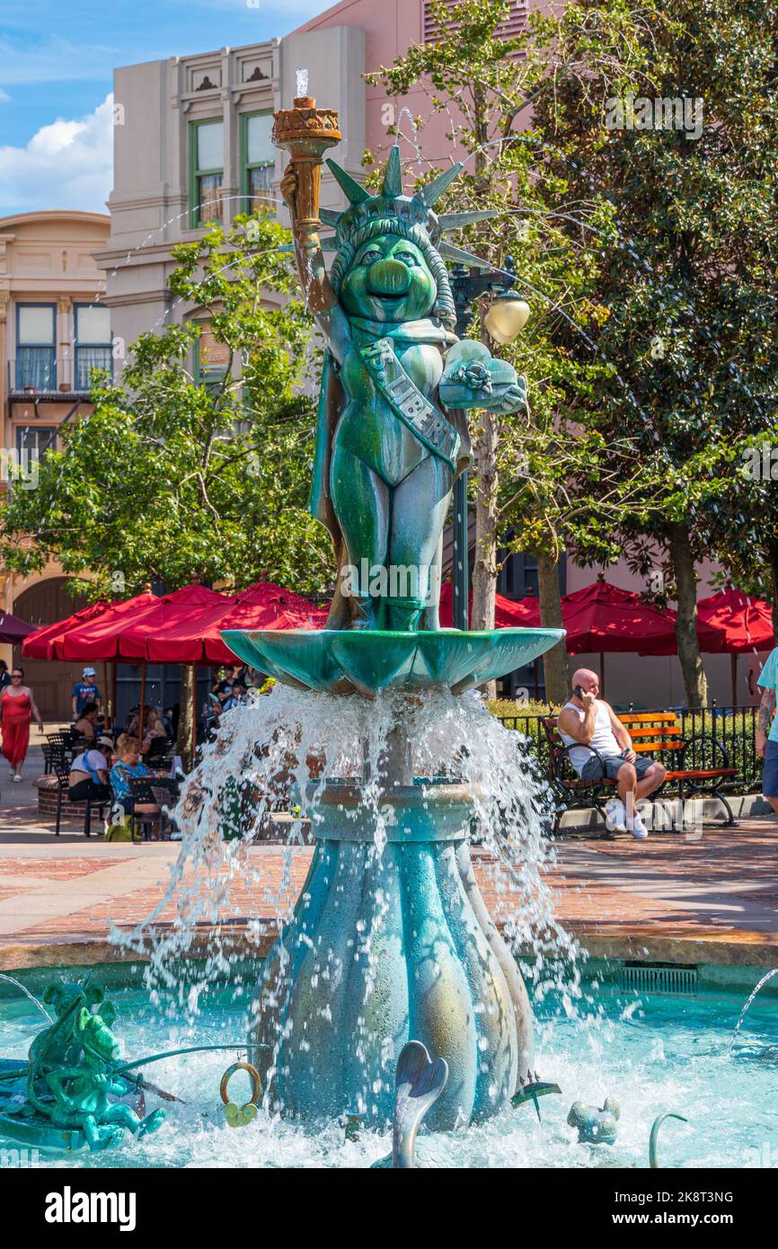 Miss Piggy Fountain di fronte a Muppet Vision 3D presso gli Hollywood Studios - Walt Disney World Resort, Lake Buena Vista, Florida, Stati Uniti Foto Stock