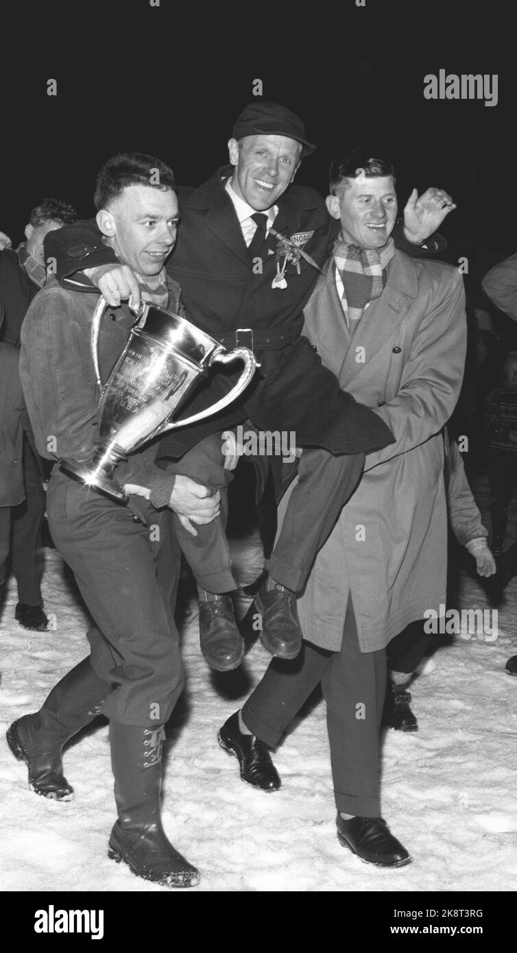 Vingrom 19600312. Sciatore Håkon Brusveen, riserva da Vingrom durante le Olimpiadi di sci in Valle di Squaw viene alla città natale di oro e argento nella valigia. Qui Brusveen è portato su una sedia d'oro da Rolf Brusveen (non il fratello) e Helmer Johansen. Foto: Ivar corrente di Aaserud / NTB Foto Stock