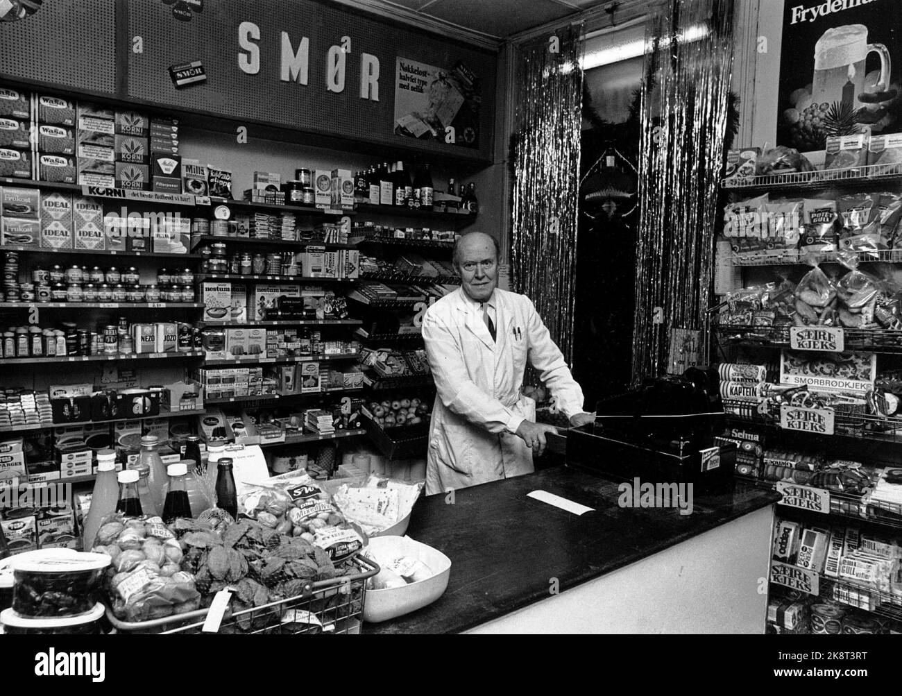 Oslo 1963 Merchant nella sua attività coloniale a Oslogate 18B a Oslo. Vecchio negozio, commercio paese, commercio. Creme. Foto: Corrente / NTB Foto Stock