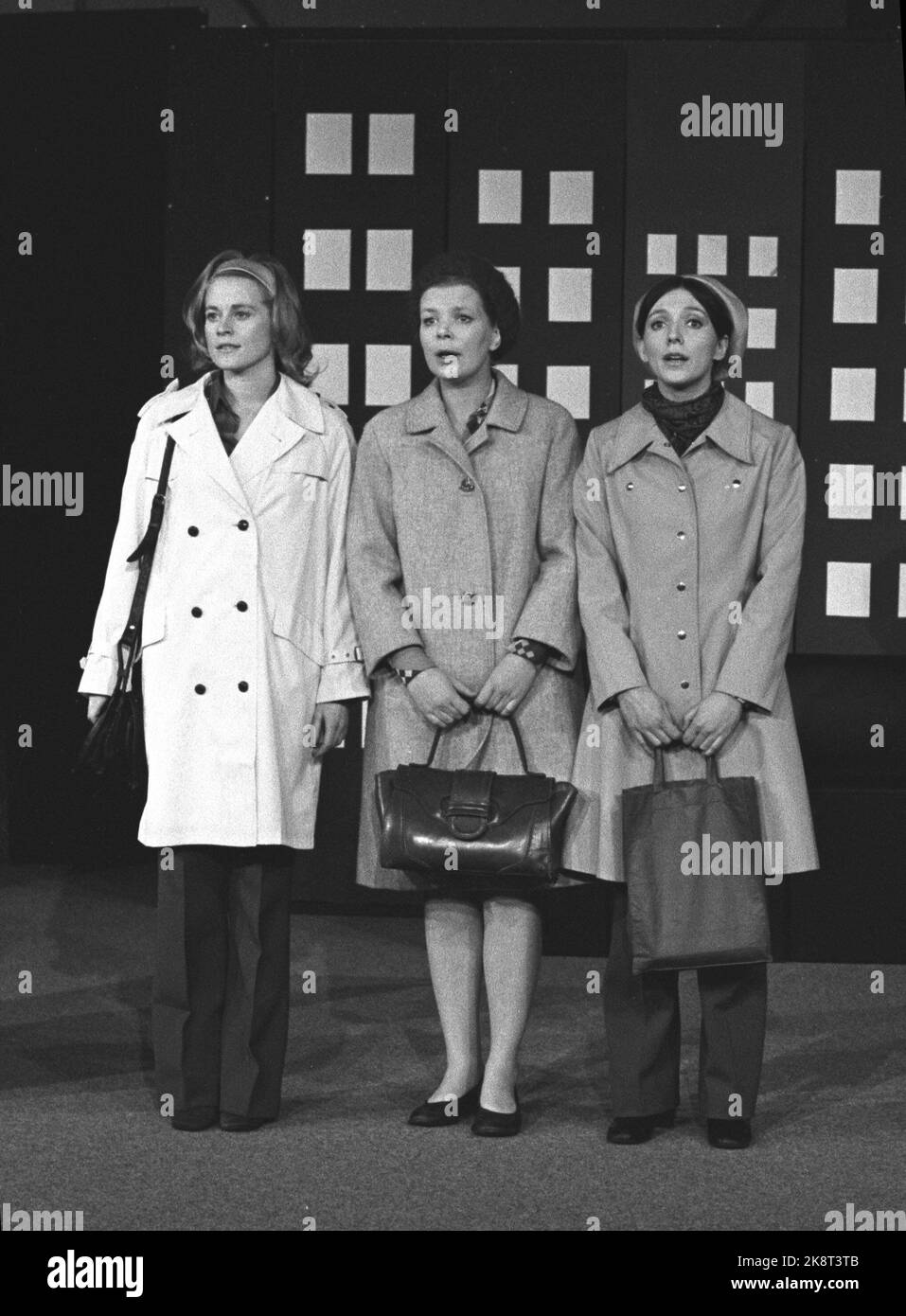 Oslo 19740126. Il Teatro Nazionale ha istituito il Girl Act. Si tratta di uguaglianza delle donne sul posto di lavoro in casa e oppressione nella società, che decidono di sciopero. Nel gioco incontriamo quattro donne. Tre di loro sono lavatrici e autisti di gru. I due attori maschi Lars Andreas Larssen e Eilif Armand suonano mariti e rappresentanti d'affari. Qui dalla prima a Romsås dove è stato imballato, ma sono promesse un'altra prestazione. Nella figura (F.) Ann-Marie Ottersen, Veslemøy Haslund e Katja Medbøe. Foto: Aage Storløkken corrente / NTB Foto Stock