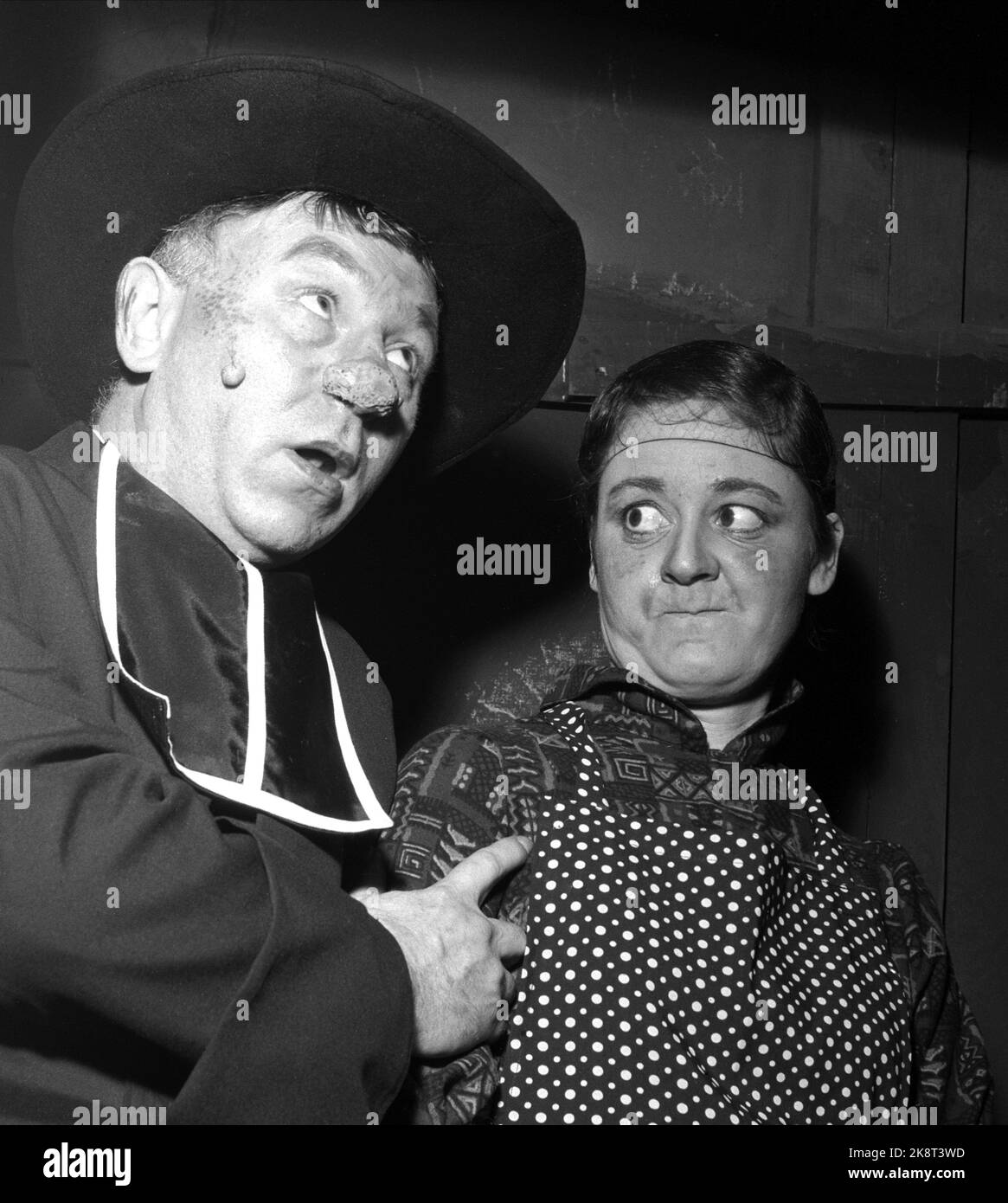 Oslo 1954-02: Una casa dei Prearners. Il Folketeatret ha recentemente debuttato sul grande successo risate 'A Forarests House', drammatizzato da Paul Gaugin, che ha anche fatto le decorazioni per la performance. Lo stesso direttore del teatro Hans Jacob Nilsen è stato responsabile, e altrimenti contribuisce in gran parte all'ensemble del teatro. Foto: Il vino, la comprensione umana e il sacerdote che spezza il celibato è interpretato da Gunnar Olram (t.v.). La stretta, la tassa dell'osso, la governante e la padrona del sacerdote, è presentata con un coraggioso da Turid Balke. Foto: SV. A. Børretzen / corrente Foto Stock