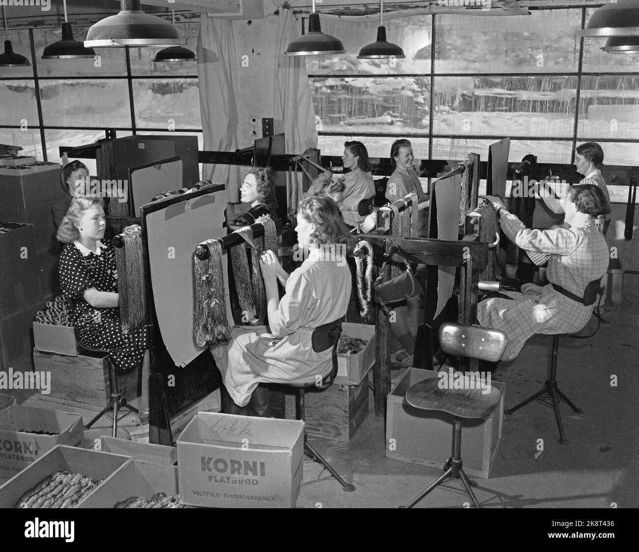 Notodden 19490312 Kunstsilkefabrikken COME produzione di seta d'arte. -Il filato colorato del mestiere è controllato specificamente e tutto che non tenga gli obiettivi è inessorabilmente distrutto. Il prodotto di qualità è la parola chiave all'arte silksfabrikken. Foto; Sverre A. Børretzen / corrente / NTB Foto Stock