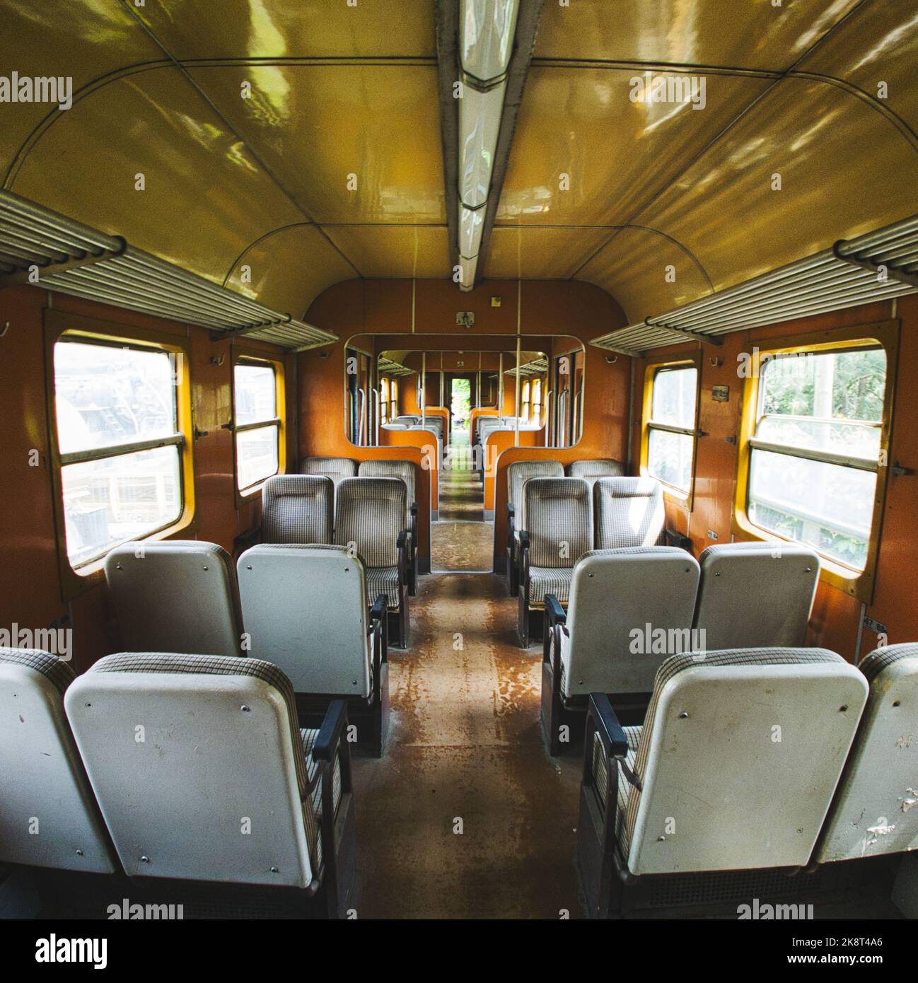 Un interno di vecchio treno con posti a sedere Foto Stock