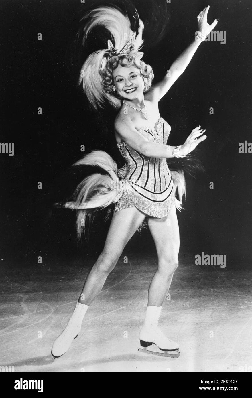 Il runner d'arte Sonja Henie è diventato professionista dopo aver vinto tre medaglie d'oro olimpiche. Ha girato il mondo con il suo spettacolo di ghiaccio. Qui, Sonja Henie posa in uno dei costumi che stava per usare nelle mostre di ghiaccio a Jordal Amfi nel 1953, la prima stagione che ha visitato la Norvegia con lo spettacolo. Foto Stock