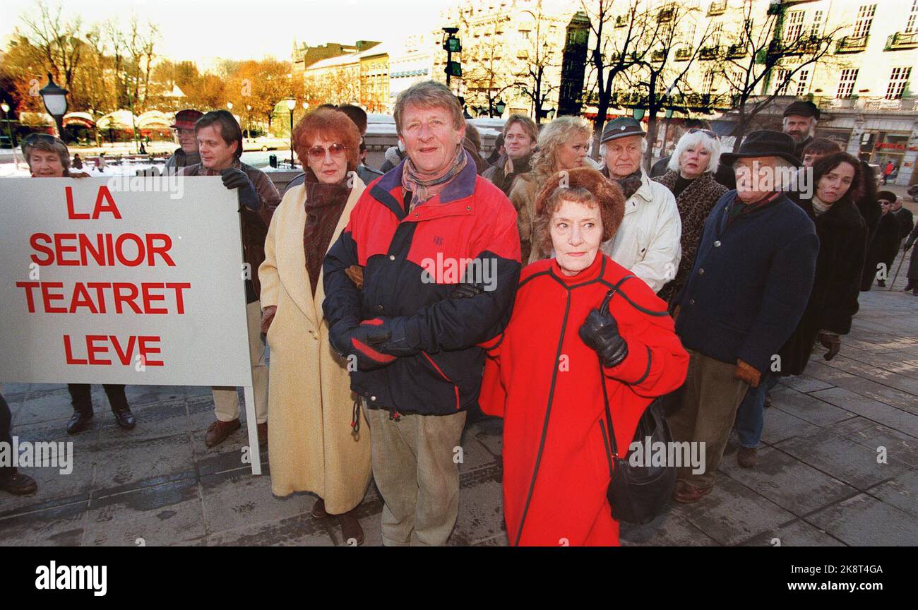 Oslo 19960221 dimostrazione a sostegno del Teatro maggiore minacciato dalla chiusura. Con (da V) Elsa Lystad, Ivar Nørve e AUD Schønemann tra i più importanti del gregge, artisti norvegesi vanno ad una manifestazione contro il Ministero della Cultura sotto lo slogan "la Seniorteatret Live". Foto Helge Hansen / NTB / NTB Foto Stock