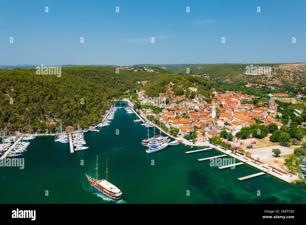 Veduta aerea di Skradin, una piccola cittadina nella contea di Sibenik-Knin in Croazia. Si trova vicino al fiume Krka e all'ingresso del parco nazionale di Krka Foto Stock