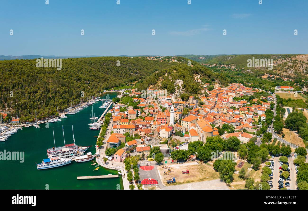 Veduta aerea di Skradin, una piccola cittadina nella contea di Sibenik-Knin in Croazia. Si trova vicino al fiume Krka e all'ingresso del parco nazionale di Krka Foto Stock