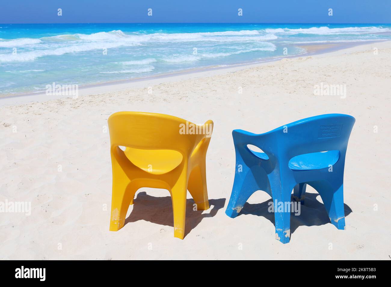 Due sedie a sdraio in paradiso costa nord vicino Alessandria, Egitto, splendida vista sul mare, sfondo vacanza Foto Stock