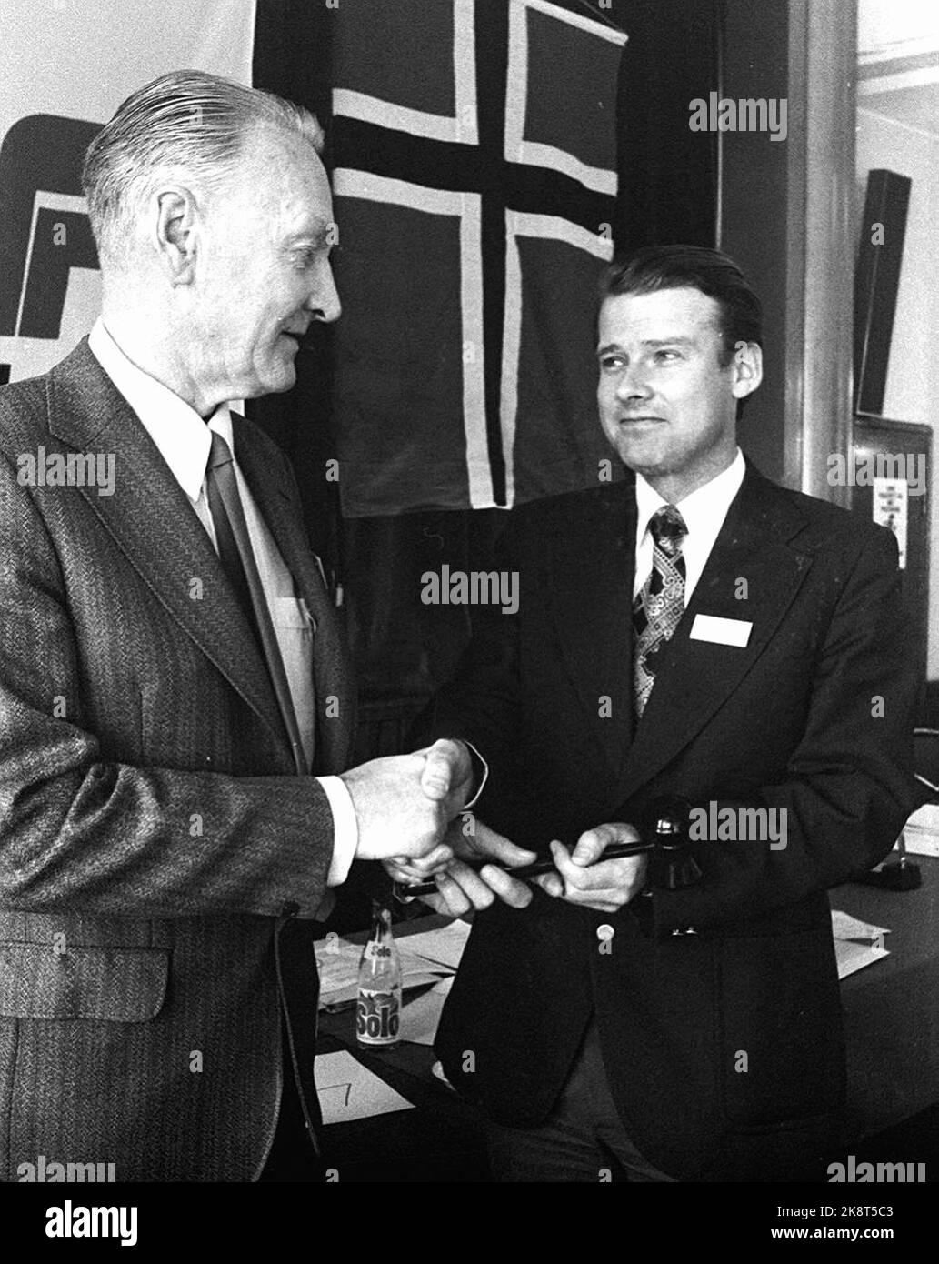 19780212: La riunione nazionale del Progress Party 1978 sceglie Carl in Hagen (TH) come nuovo presidente del partito. Qui riceve il presidente del club di Arve Lønnum, che aveva rinunciato alla rielezione. Foto: Archivio NTB / NTB - - l'immagine è di circa 4,5 MB - - Foto Stock