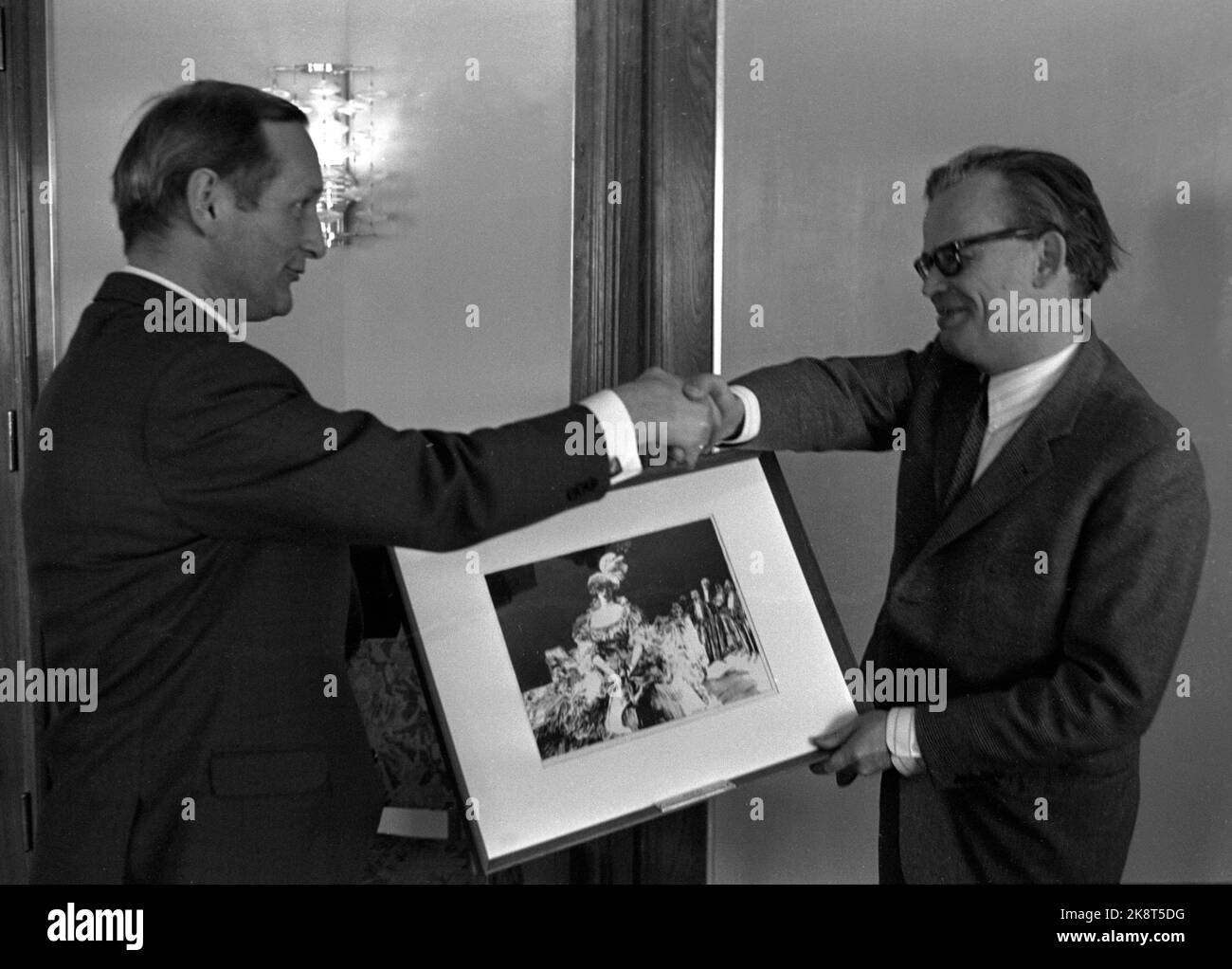 Il regista di Oslo 19690317 Arnljot Berg (Th) riceve il premio della squadra critica per il 1968 per il film "sua altezza reale". Il critico cinematografico Sven Krohn presenta il premio. Foto: NTB / NTB Foto Stock