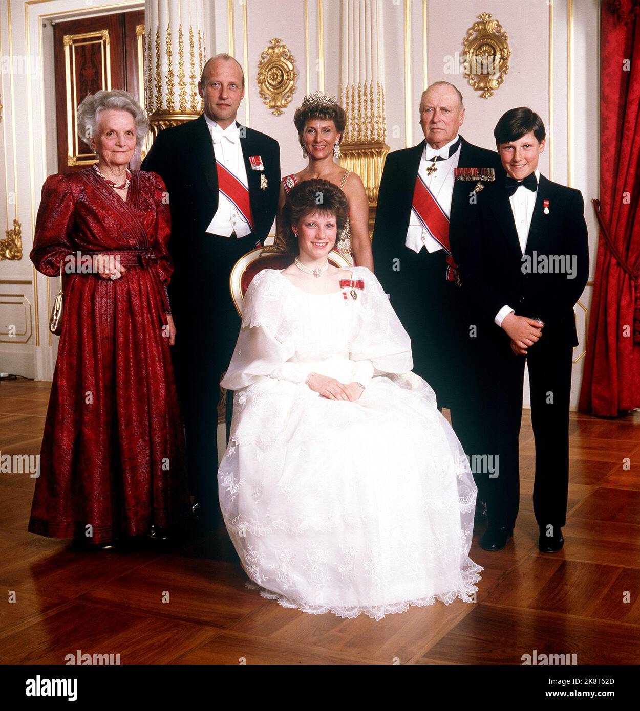 Oslo 19860511: Principessa Märtha Louise fotografata al castello in occasione della sua conferma. Foto di gruppo insieme alla famiglia, Fv: Dagny Haraldsen (nonna), principe ereditario Harald, principessa ereditaria Sonja, re Olav V e principe Haakon Magnus. L'abito di conferma della principessa è un bel vestito bianco con motivi ricamati. Perle. NTB Foto d'archivio: Bjørn Sigurdsøn Foto Stock