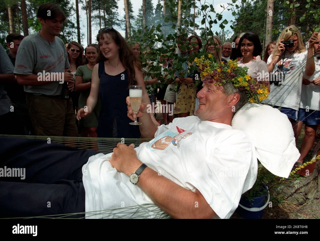 Utøya 19960720. Il leader del Partito del lavoro Thorbjørn Jagland beve champagne con corona di fiori sulla testa nell'amaca del campo DI Utøya a Tyrifjorden. Foto: Helge Hansen / NTB / NTB Foto Stock