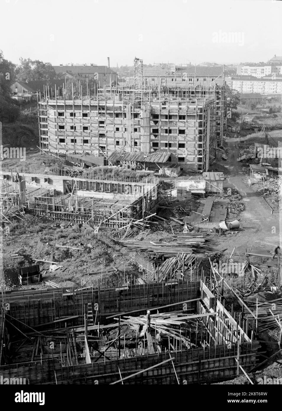 Oslo 19460824. I primi blocchi di appartamenti di Oslo in costruzione. Qui vediamo dall'Iladalen, dove OBOS con il nome A/S Gløtt è in fase di costruzione di una casa su larga scala. 7 blocchi saranno costruiti con un totale di 325 appartamenti. Foto: Corrente / NTB Foto Stock