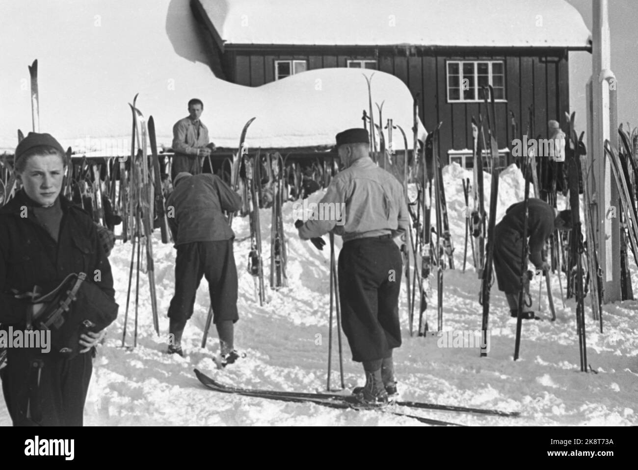 Oslo. Ullevålseter una domenica di sci nel 1948. Il campionato di Oslo, sci di fondo. Grandi quantità di persone fuori per godersi la bella giornata. Foto: NTB Foto Stock