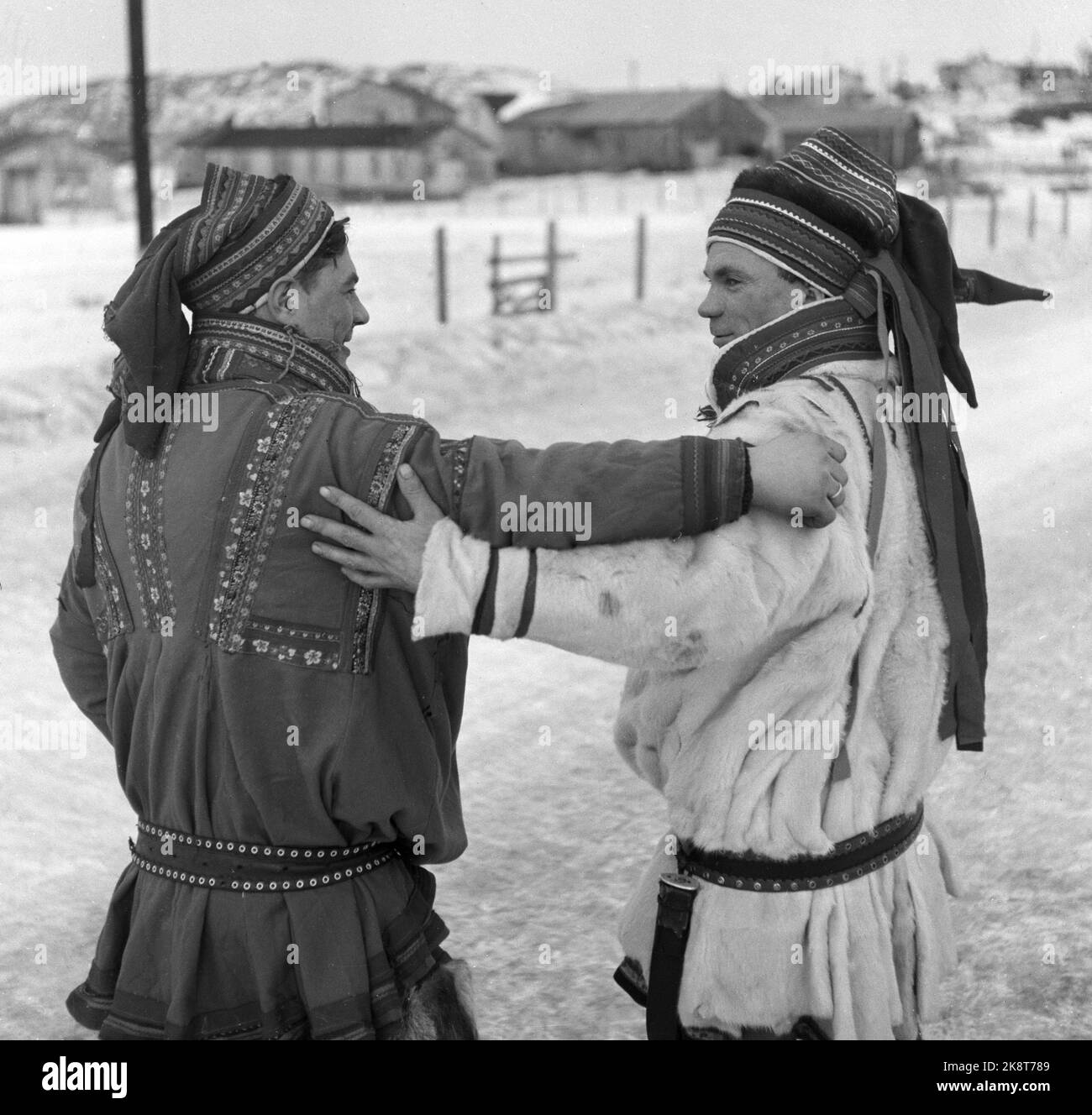 Alta, Bossekop 19520419. Bossekop- il mercato, il grande mercato famoso di Sami che si raccoglie ogni anno al Sambirkelaget in alta. Qui, ci sono molti dalle creste vicine per vendere i beni di casa, carne di renna e cuoio. Il commercio va vivace. Qui vediamo due Sami che si tengono l'un l'altro. Foto: Sverre A. Børretzen / corrente / NTB Foto Stock