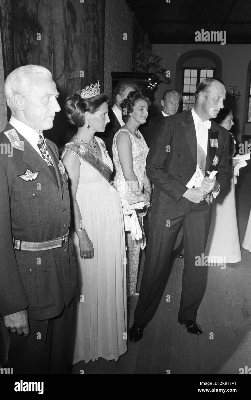 Oslo 2 luglio 1973. Re Olav compie 70 anni il 2 luglio 1973. Ecco una principessa ereditaria in gravidanza Sonja e il principe ereditario Harald con alcuni degli ospiti al castello di Akershus, dove il governo ha trascorso la cena a 400 ospiti. Foto; NTB / NTB Foto Stock