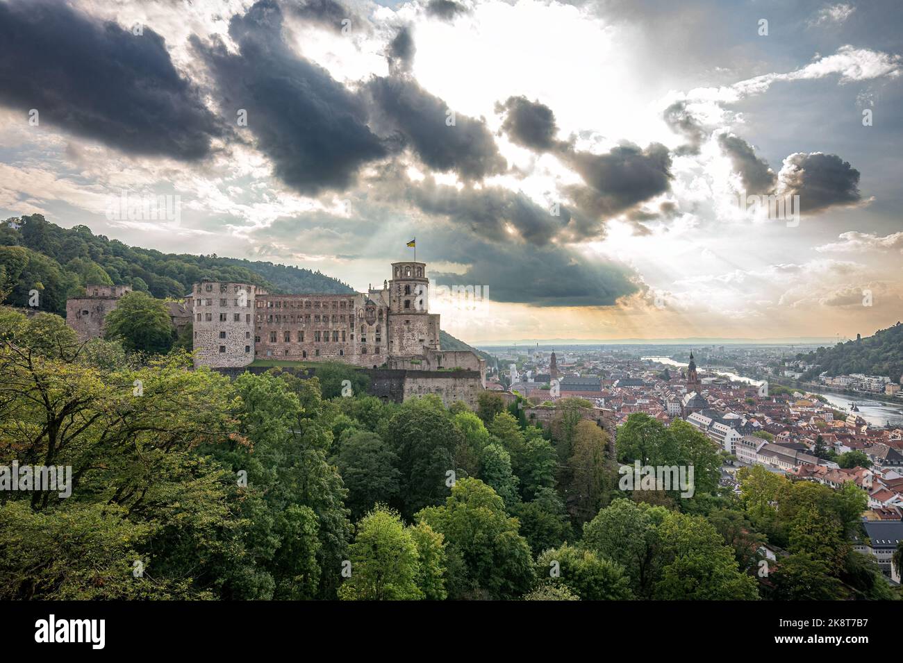 Una vista panoramica del Palazzo di Heidelberg sulla montagna con la città che si apre Foto Stock