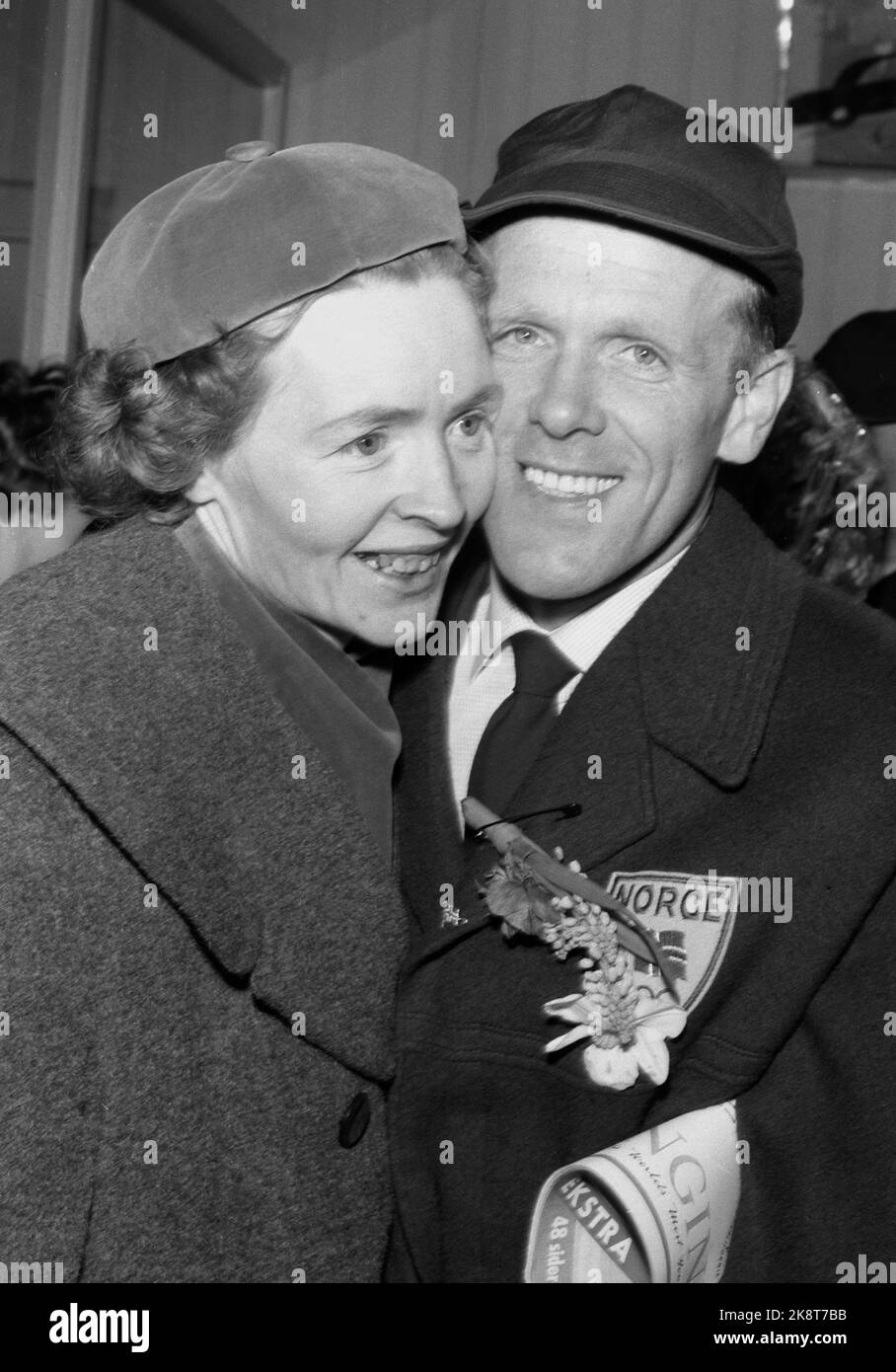 Fornebu 19600312. Sciatore Håkon Brusveen, riserva da Vingrom durante le Olimpiadi di sci in Valle di Squaw arriva all'aeroporto di Fornebu con oro e argento nella sua valigia. Qui Håkon celebra la riunione con la moglie Randi. Foto: Ivar corrente di Aaserud / NTB Foto Stock