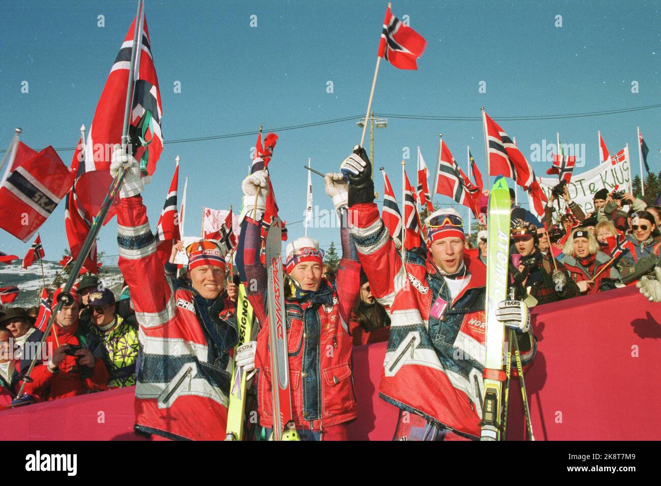 Hafjell, 19940225: Olimpiadi invernali a Lillehammer. I vincitori in combinazione slalom. Per esempio: Harald Christian Strand Nilsen, Kjetil Andre Aamodt, Lasse Kjus. - Norwegian cheer - Norwegian flag - Norwegian winning trio. NTB Foto: Calle Tørnstrøm / NTB Foto Stock