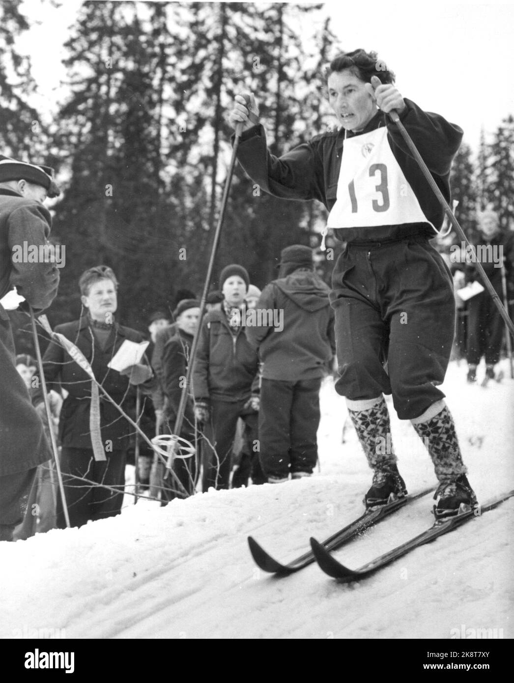 Olimpiadi invernali a Oslo 1952. Sci di fondo, donne, 10 km. Norvegese Rakel Wahl in azione. Entrò in un 6th° posto e ottenne un punto Olimpico. Lo sci di fondo è stato per la prima volta nel programma olimpico. Foto: Corrente / NTB Foto Stock