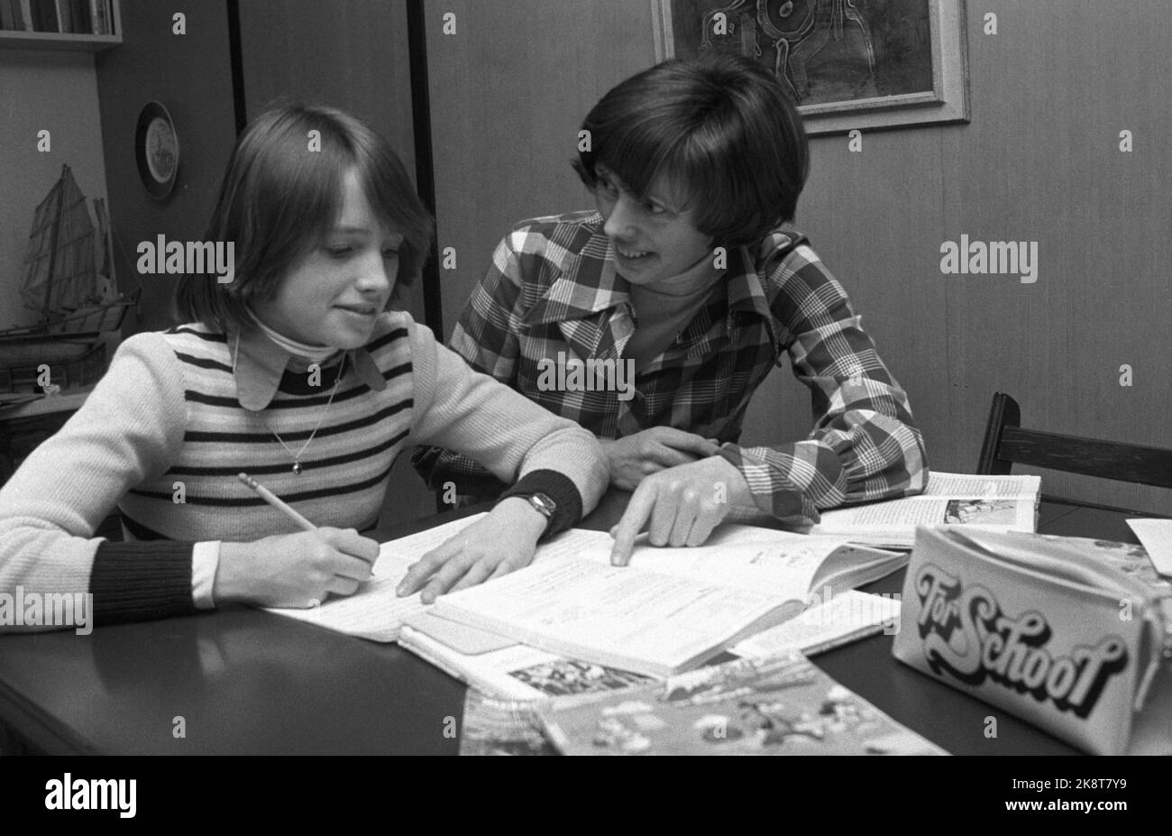 Oslo 14 febbraio 1977. Una madre aiuta un bambino con i compiti a casa. Aiuto per i compiti a casa. Foto: NTB / NTB Foto Stock