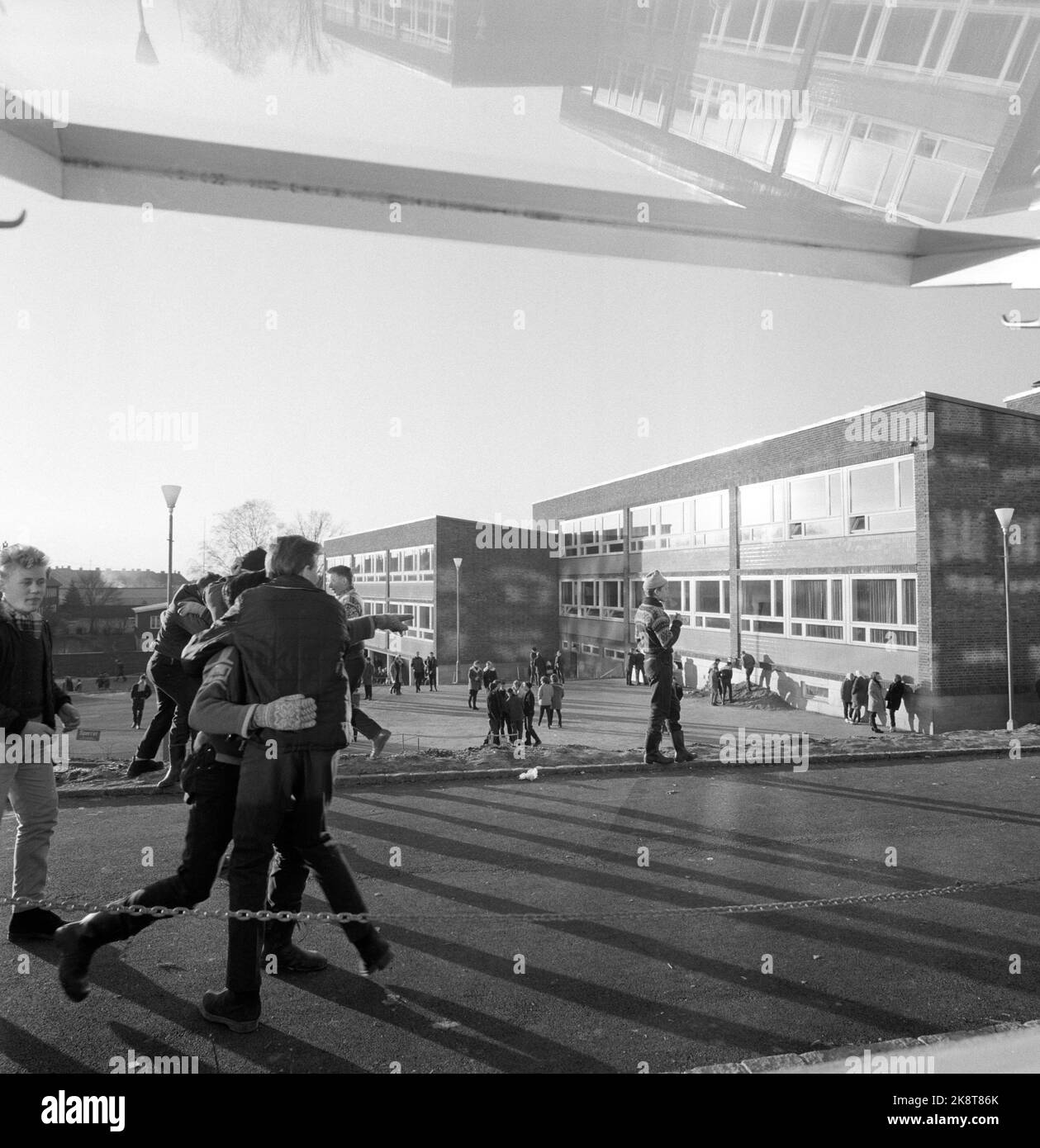 Oslo 1960. Scuole a Oslo. Qui dal cortile della scuola di Sandaker. Bambini e adolescenti due e due o in piccoli gruppi nel cortile della scuola. Maglia maglione, maglia. Foto: Ivar Aaserud / corrente / NTB Foto Stock