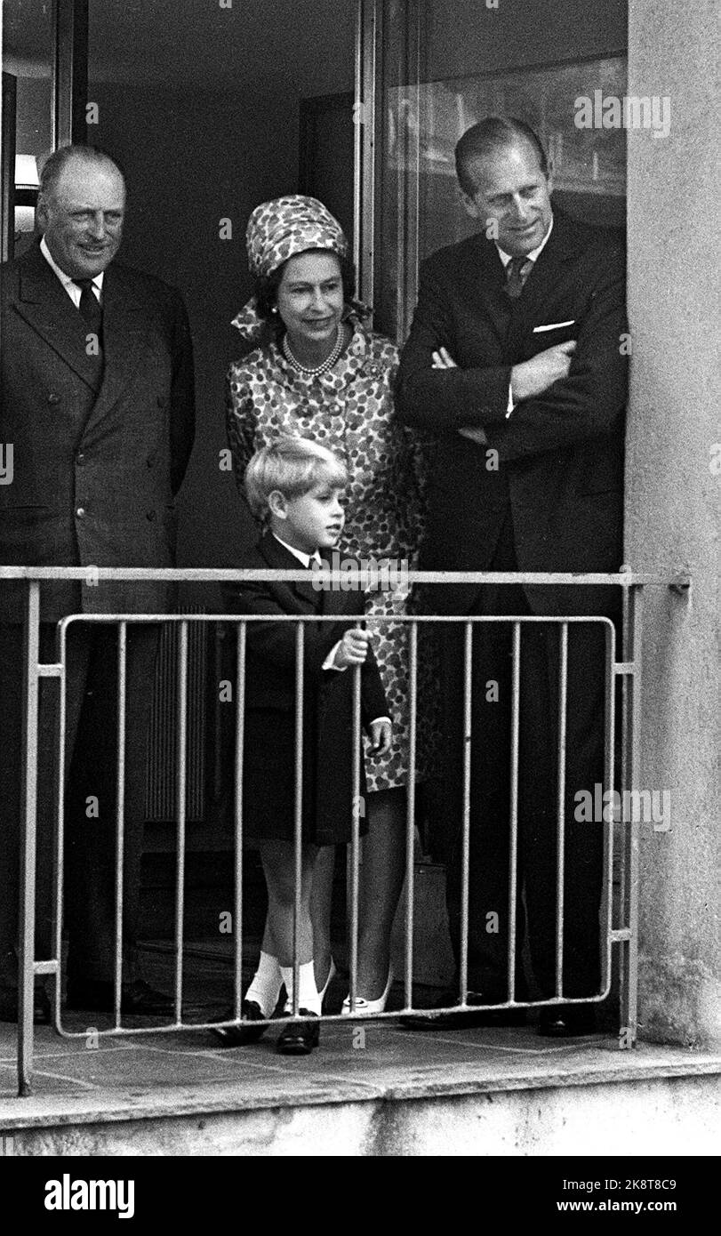 Bergen 19690808. Regina Elisabetta in Norvegia con la famiglia. I reali visitano l'acquario di Bergen. Ad es. Re Olav, la regina Elisabetta e il principe Filippo. Di fronte al Principe Edoardo. Elisabetta in abito a motivi geometrici e cappello. Archivio NTB / ntb Foto Stock