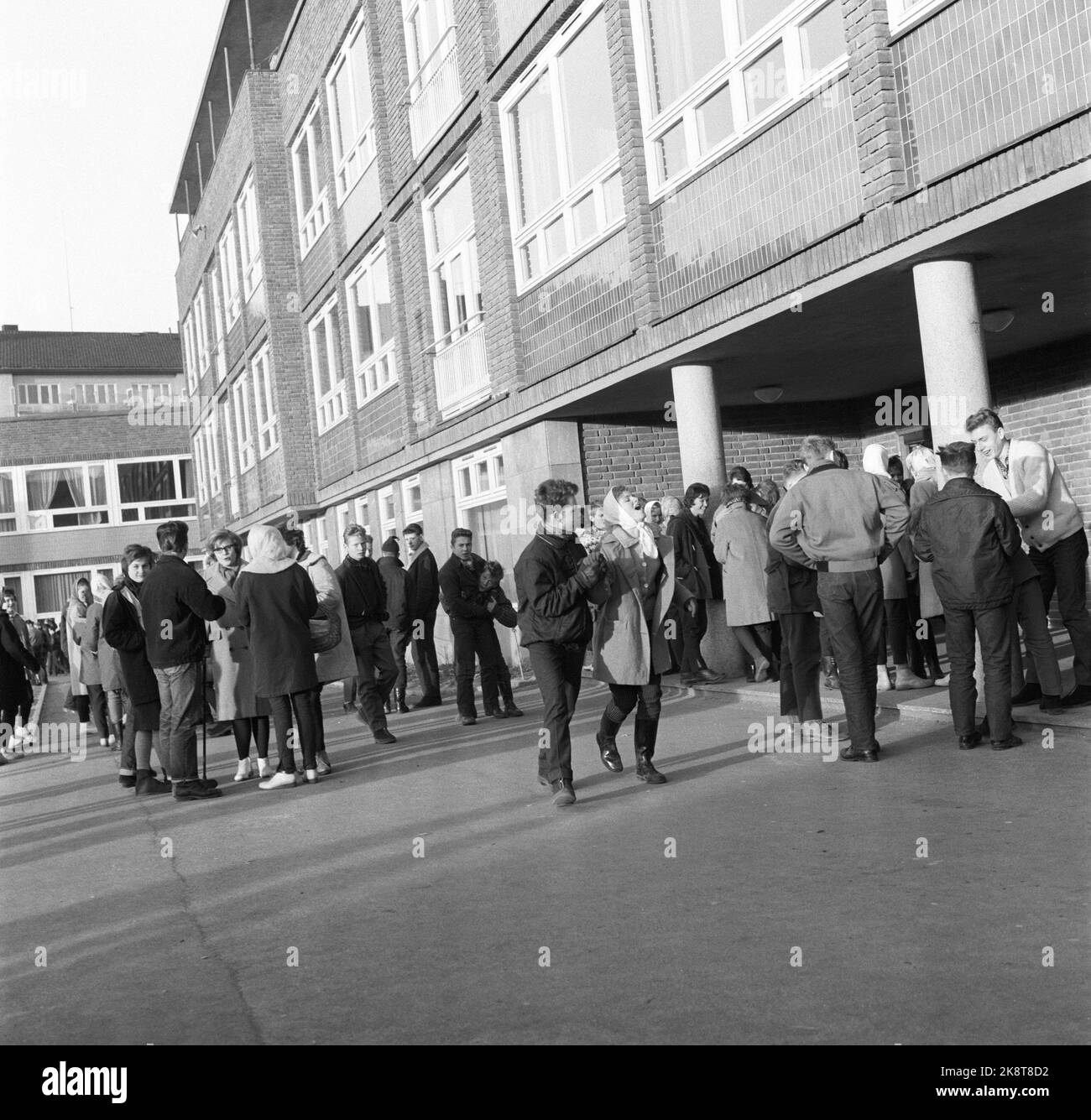Oslo 1960. Scuole a Oslo. Qui dal cortile della scuola di Sandaker. Bambini e adolescenti due e due o in piccoli gruppi nel cortile della scuola. Ragazze con scatto. Foto: Ivar Aaserud / corrente / NTB Foto Stock