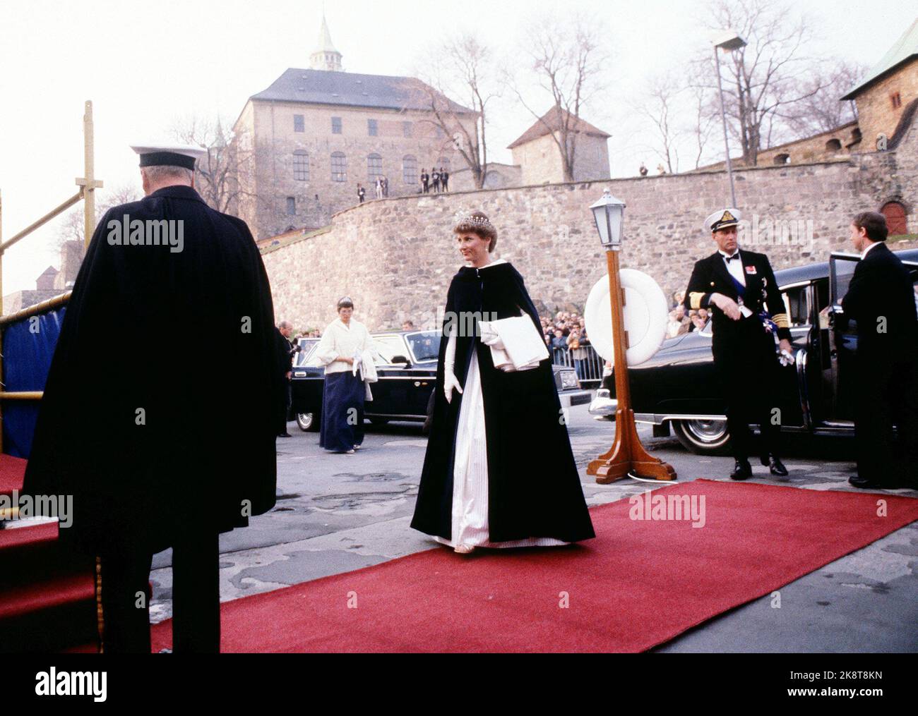 Oslo 19810505. Regina Elisabetta in visita di stato in Norvegia con suo marito Principe Filippo. Qui, i reali arrivano a una cena di gala che la Regina Elisabetta ti invita a bordo della nave reale Britannia. Re Olav, Principessa della Corona Sonja e Principe della Corona Harald arrivano per cena. Sonja in abito lungo bianco con mantello lungo nero. Galla, diadem, guanti bianchi, tappeto rosso. Foto: Bjørn Sigurdsøn / NTB / NTB Foto Stock
