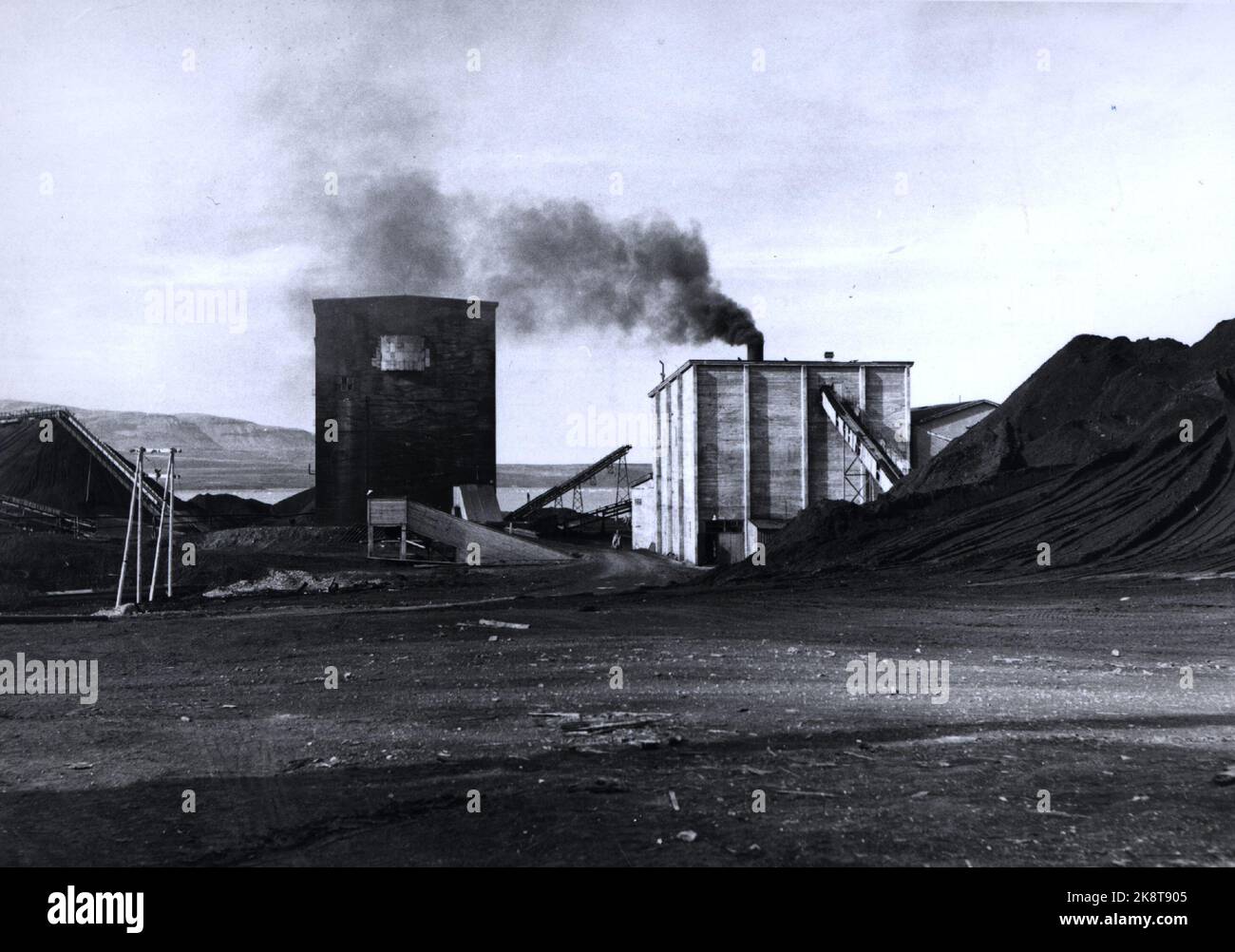 NY Ålesund 1962. Foto fra 'King Bay - anlegget' i NY Ålesund der den fjerde alvorlige eksplosjonsulykke i 'King Bay-gruvene' på Svalbard skjedde 5 novembre 1962. 21 omkom mennesker. (De tre foregående eksplasjonsulykker i King Bay var i 1948, 1952 og 1953 med henholdsvis 15, ni og 16 omkomne). DET ble påny avslørt store mangler og misligheter, og saken endte med mistillit i Stortinget og industriminister Kjell Holler måtte gå. Stortinget besluttet så avvikling AV 'Kings Bay' 23 agosto 1963, og samtidig måtte regjeringen Gerhardsen gå AV. De borgerlige og John Lyng tok over regjeringsmakten. Foto Stock