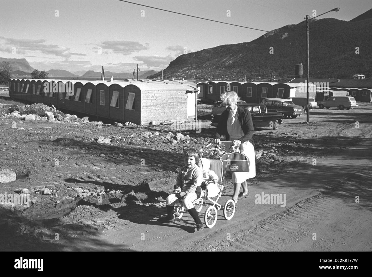Husnes 19641003. La fabbrica di alluminio di Husnes è in fase di costruzione. Gli escavatori cambiano il paesaggio di giorno in giorno. Qui è una città di costruzione moderna con una mensa del ristorante standard allestito prima che ci fosse un cortile della fattoria nella piazza. Foto: Sverre A. Børretzen corrente / NTB Foto Stock