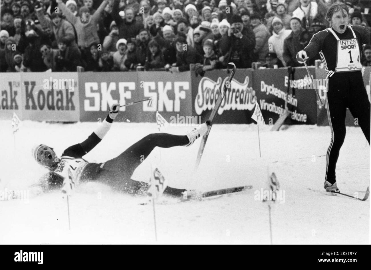 Oslo 19820225 World Cup, 4 x 10 km relè per uomini. (Ultimo stadio, - lo stadio relè quando Oddvar Brå ha rotto il bastone.) Oddvar Brå (TV) e Alexander Savjalov (URSS) vanno ugualmente oltre gli obiettivi. Lunghi studi di foto obiettivo si sono conclusi con il doppio oro, per il Soviet e la Norvegia. Foto: NTB / NTB immagine 4 di 4 Foto Stock